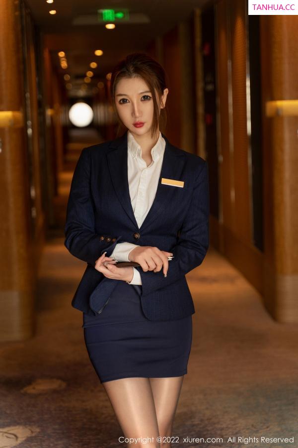 Coral 顾乔楠 [XiuRen]高清写真图 2022.11.28 No.5918 顾乔楠Cora 制服黑丝第13张图片